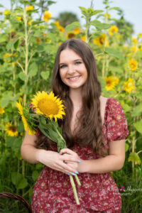 orlando senior girl portrait session at a sunflower farm with orlando senior photographer khim higgins